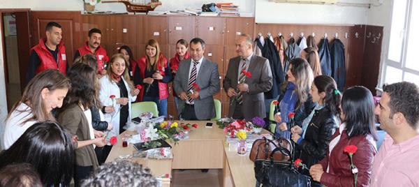 Başkan Savaş’tan Öğretmenlere Çiçek